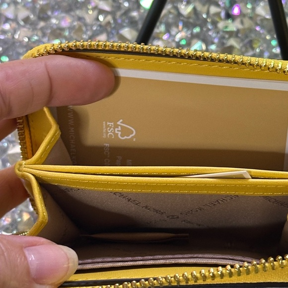 NWT - Michael Kors Jet Set Travel Color-block wallet. Retail $188.00 - Picture 4 of 4